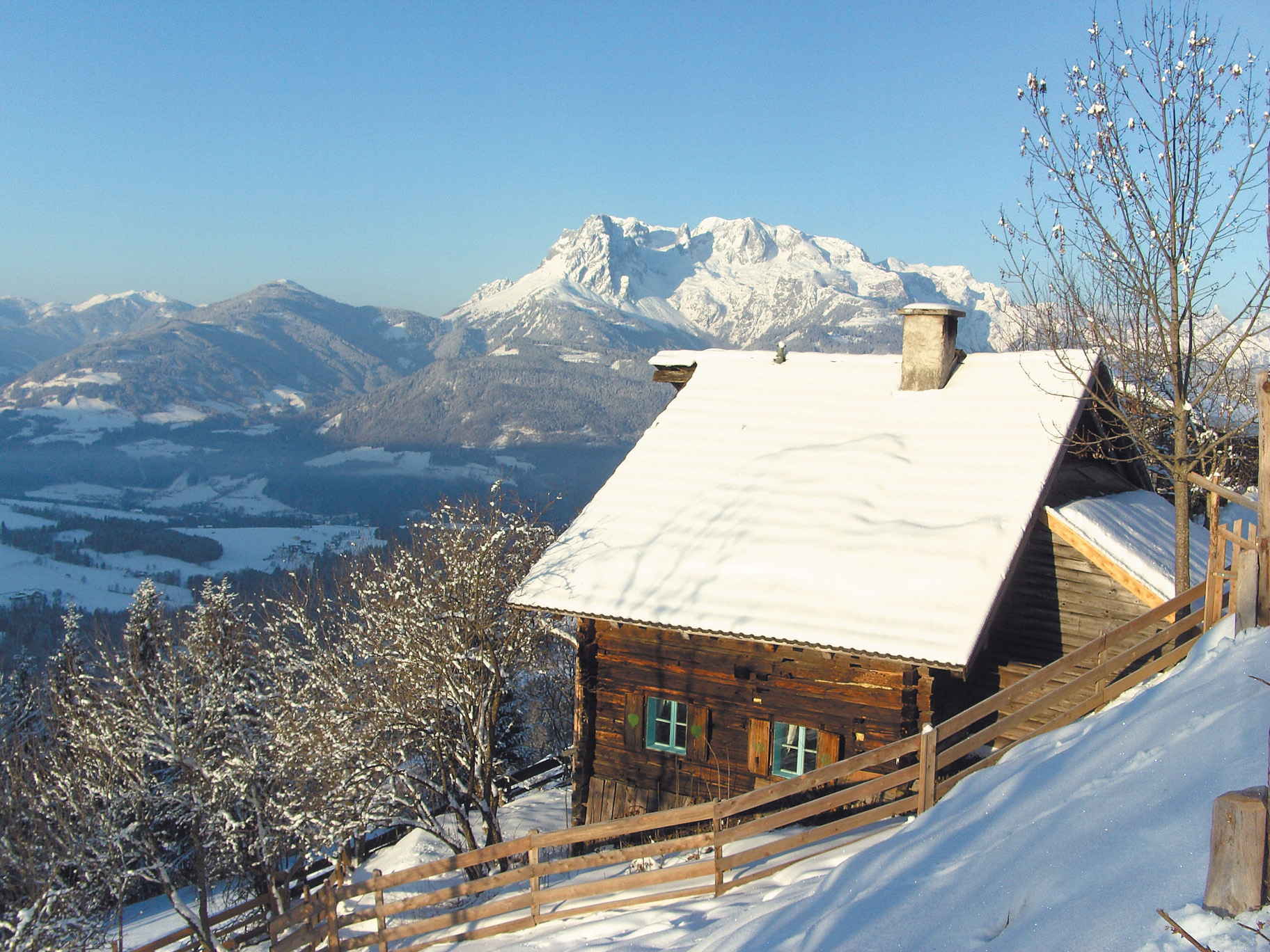 verschneite Hütte im Salzburger Land
